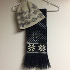 Reversible St. Louis Blues winter hat and scarf